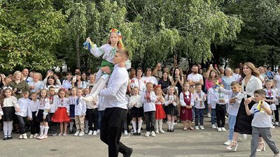 Понад три тисячі першокласників розпочали навчання у Хмельницькій громаді