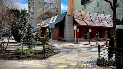 В Одесі на одній з вулиць біля McDonald’s завершують ремонтні роботи зі зміни руху
