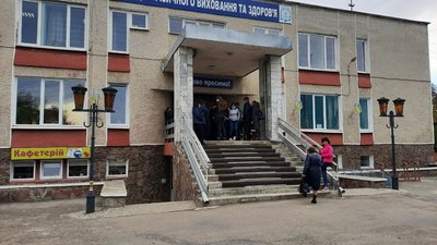 "Черга на вулицю". Як проходить імунізація у франківському центрі вакцинації "Черга на вулицю". Як проходить імунізація у франківському центрі вакцинації