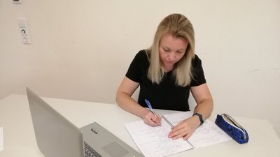Вчителька з Волновахи в евакуації навчається сама та навчає своїх учнів