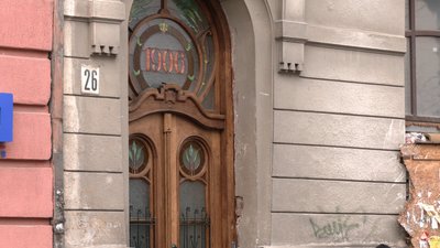 В Івано-Франківську відновили двері у столітній кам'яниці В Івано-Франківську відновили двері у столітній кам'яниці