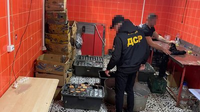 На Тернопільщині правоохоронці викрили підпільний цех з виготовлення алкоголю На Тернопільщині правоохоронці викрили підпільний цех з виготовлення алкоголю