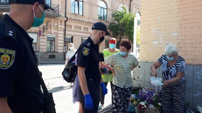 У Кропивницькому продавців-стихійників біля Центрального ринку просили перейти на його територію