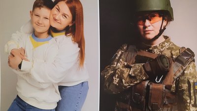 На фото жінка у формі прикордонної служби та в цивільному – з дитиною На фото жінка у формі прикордонної служби та в цивільному – з дитиною