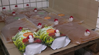 Пакунки соку у сокарні в Хмельницькому