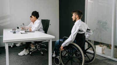 Людина з інвалідністю