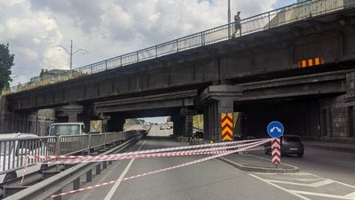 У Києві частково обвалився шляхопровід, поліція обмежила рух