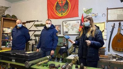Вивчали види боєприпасів: у Черкасах рятувальники навчали "юних морпіхів" Вивчали види боєприпасів: у Черкасах рятувальники навчали "юних морпіхів"