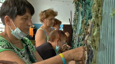 Волонтерки плетуть маскувальні сітки Волонтерки плетуть маскувальні сітки