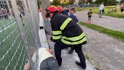 У Черкасах звільнили дитину, яка застрягла в огорожі стадіону