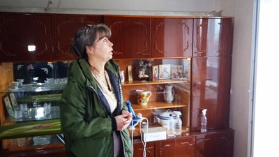 Понад 3 місяці з пробитим дахом. Як живуть мешканці будинку після ракетного удару в Сумах Понад 3 місяці з пробитим дахом. Як живуть мешканці будинку після ракетного удару в Сумах