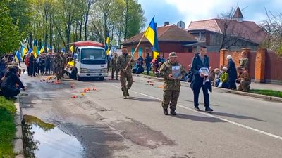 На щиті: на Чернігівщині поховали двох захисників, які загинули в боях на Донеччині та Луганщині На щиті: на Чернігівщині поховали двох захисників, які загинули в боях на Донеччині та Луганщині