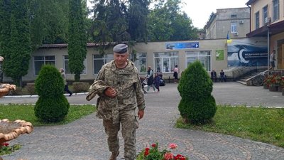 Боєць з Тернопільщини, який продавав свої нагороди, зібрав кошти на чотири авто Боєць з Тернопільщини, який продавав свої нагороди, зібрав кошти на чотири авто