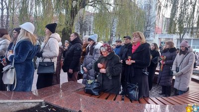 У Хмельницькому відправили панахиду за жертвами Голодомору У Хмельницькому відправили панахиду за жертвами Голодомору