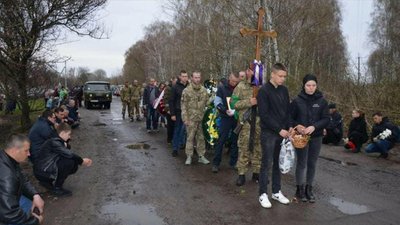 Навіки залишиться 22: на Чернігівщині провели в останню путь бійця Олексія Ротача Навіки залишиться 22: на Чернігівщині провели в останню путь бійця Олексія Ротача