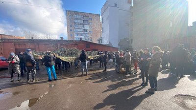 Кілька тисяч рівнян плетуть сітки для фронту Кілька тисяч рівнян плетуть сітки для фронту