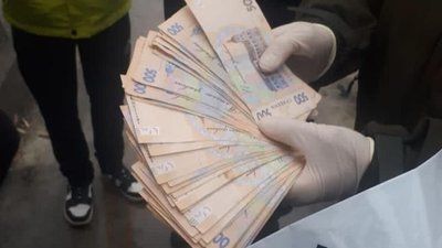 Контрабанда бурштину: на Вінниччині СБУ затримала митника Контрабанда бурштину: на Вінниччині СБУ затримала митника