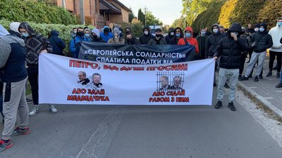 До будинку Порошенка у Козині принесли гарбузи. Що відбувається До будинку Порошенка у Козині принесли гарбузи. Що відбувається