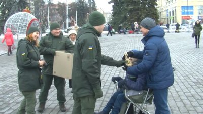 Нацгвардійці у Луцьку дарували ялинки