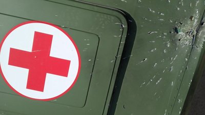 Бойовики обстріляли поблизу Маріуполя санітарне авто українських військових Бойовики обстріляли поблизу Маріуполя санітарне авто українських військових