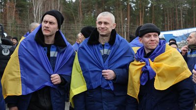 Звільнені з російського полону українські військовослужбовці