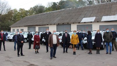 23 нових автомобілі передали сільським амбулаторіям Вінниччини 23 нових автомобілі передали сільським амбулаторіям Вінниччини