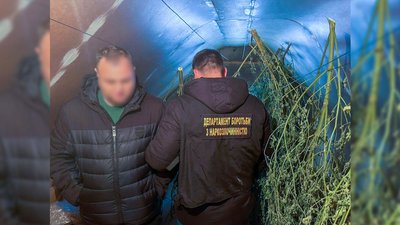 Понад 4 кілограми наркотиків, зброя та заборонена символіка: у Чернігові поліція затримала чоловіка Понад 4 кілограми наркотиків, зброя та заборонена символіка: у Чернігові поліція затримала чоловіка