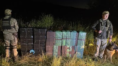 На Закарпатті біля кордону виявили майже 7 тисяч пачок сигарет