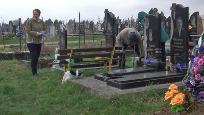 "Були бур'яни – поприбирала": волиняни впорядковують могили рідних "Були бур'яни – поприбирала": волиняни впорядковують могили рідних
