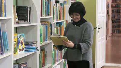 "Для мене бібліотека — це затишок": лучанка 48 років працює у книгозбірні