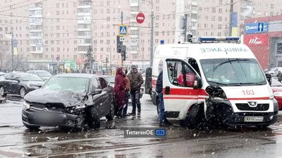 У Харкові легковик врізався в реанімобіль: травмувався водій швидкої