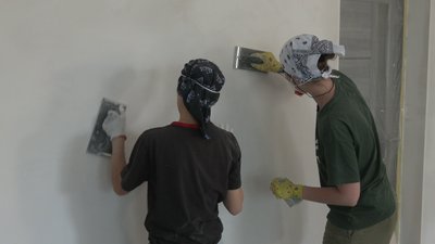 Волонтери роблять ремонт у молодіжному просторі Волонтери роблять ремонт у молодіжному просторі