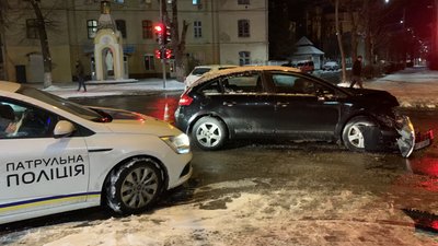 В Івано-Франківську зіштовхнулися легковик та "швидка"