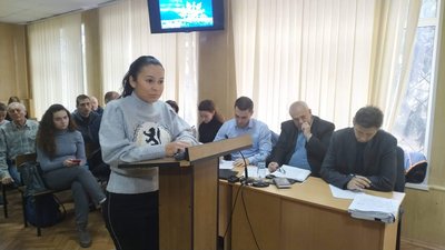 Каміла Сайдалієва свідчить у залі суду Каміла Сайдалієва свідчить у залі суду