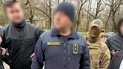 Вимагав хабар за незаконне ввезення готівки: одеського митника судитимуть за корупцію