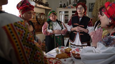 Майстрині моляться перед розписом писанок