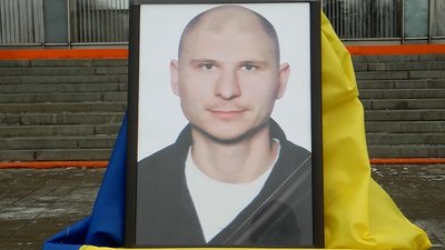 У Запоріжжі на Майдані Героїв попрощалися із загиблим українським бійцем У Запоріжжі на Майдані Героїв попрощалися із загиблим українським бійцем