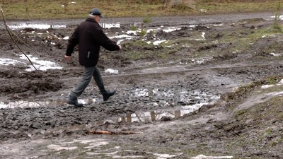 "Рили-рили й нарили": рівняни нарікають на розриту доріжку біля мосту "Рили-рили й нарили": рівняни нарікають на розриту доріжку біля мосту