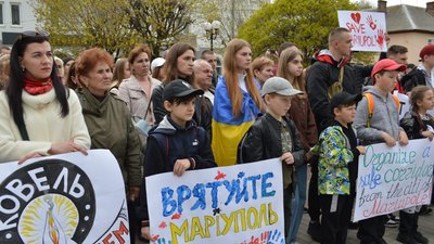 У місті на Волині відбулась акція на підтримку мирних жителів Маріуполя та його захисників У місті на Волині відбулась акція на підтримку мирних жителів Маріуполя та його захисників