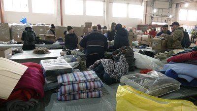 Працює з перших днів війни: у Рівному пів сотні волонтерів облаштували сортувальний склад