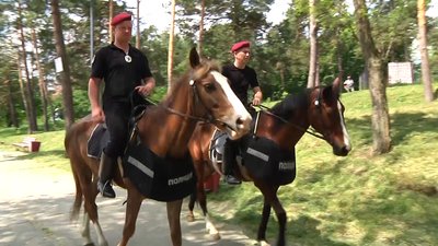 У житомирському Гідропарку після карантину на патрулювання вийшов кінний патруль У житомирському Гідропарку після карантину на патрулювання вийшов кінний патруль