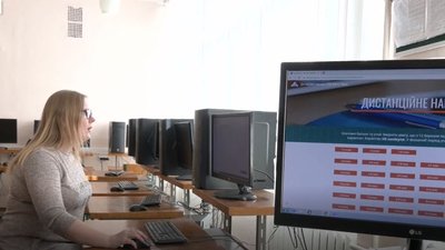 Учні черкаської школи навчаються через соцмережі Учні черкаської школи навчаються через соцмережі