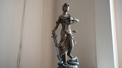 Статуетка Феміди у залі суду