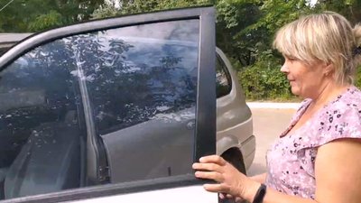 Керівниця волонтерського центру "Бойові бджілки" Тетяна Кондратюк показує джип, який вони купили для бійців на зібрані кошти. Керівниця волонтерського центру "Бойові бджілки" Тетяна Кондратюк показує джип, який вони купили для бійців на зібрані кошти.