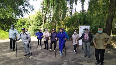 Розминка та скандинавська ходьба: у Львові відбувся спортивний захід для літніх людей Розминка та скандинавська ходьба: у Львові відбувся спортивний захід для літніх людей