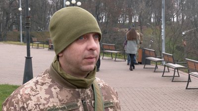 Не міг сидіти вдома, коли в Україні таке коїться: у Чернігові попрощалися з загиблим бійцем Не міг сидіти вдома, коли в Україні таке коїться: у Чернігові попрощалися з загиблим бійцем
