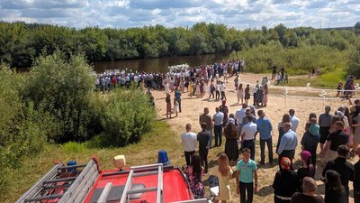 Церква й головний санітарний лікар Рівненщини прокоментували масове хрещення на Случі