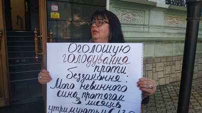 У Миколаєві жінка влаштувала акцію протесту. Її сина підозрюють у вчиненні ДТП