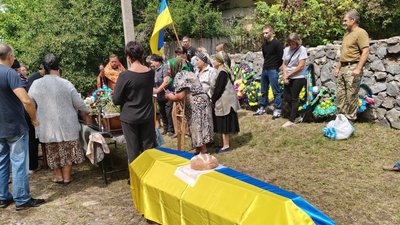 У громадах Кіровоградщини попрощалися з захисниками Віктором Савченком У громадах Кіровоградщини попрощалися з захисниками Віктором Савченком