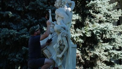 В Одесі почали реставрацію пальців одного з синів скульптурної групи "Лаокоон"